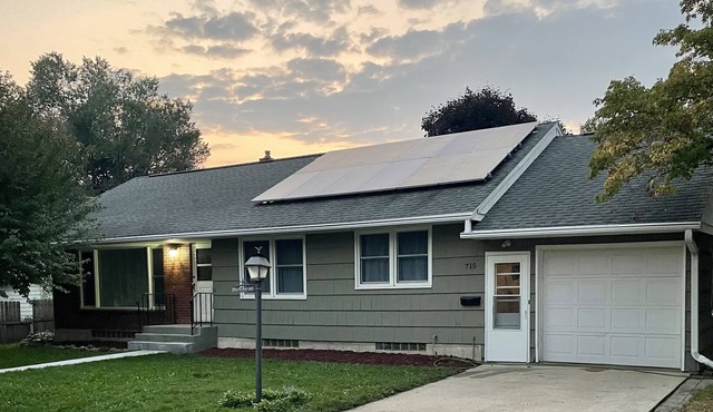 Clean, fun, comfy ranch home near parks, 2.5 mi to Mayo w Pingpong and Playroom