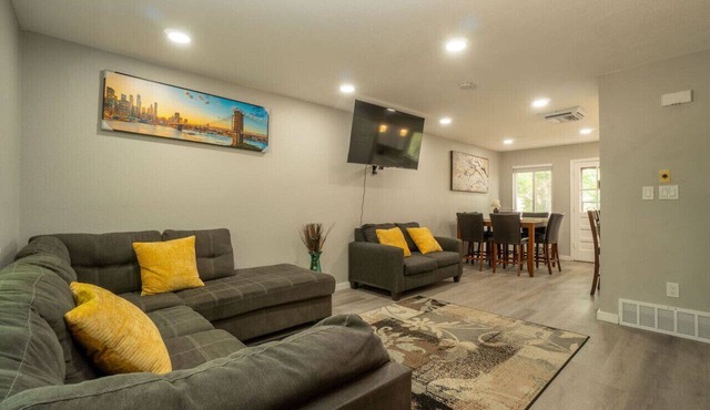 Close to Downtown| Sleeps 8 | Private Backyard