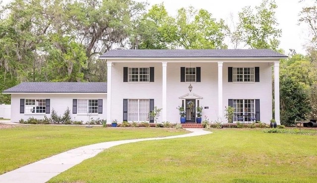 Coaches House 1.5 mile from Ben Griffin Stadium