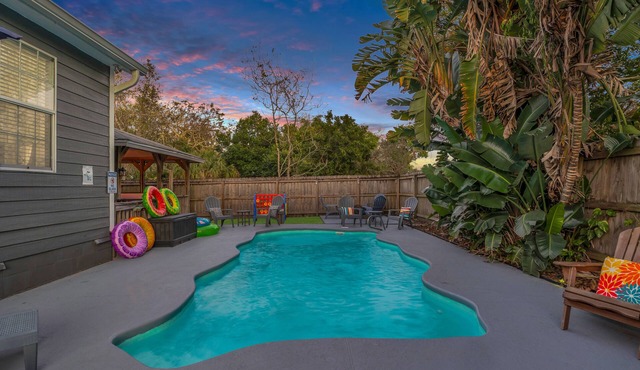 Cocoa pool+jacuzzi house! Firepit! Cruises! Space Center! USSA fields!Fenced