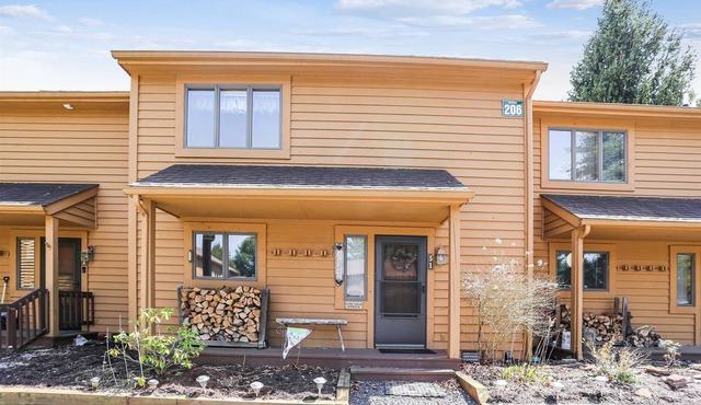 Comfortable 2 bedroom condo in Deerfield Village provides ideal lodging!