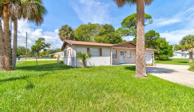 Coquina Cabana with fenced yard and adorable decor