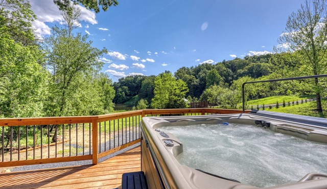 Covea Cabin ~ Cozy Modern Lakefront Hot Tub Cabin Near Luray Attractions