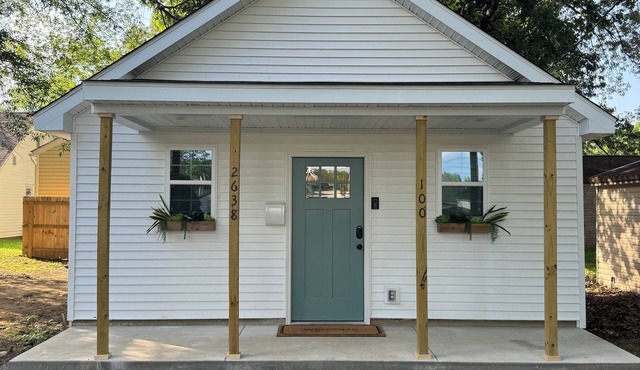 Cozy 1-bedroom studio home, in unit laundry, pet friendly, private parking