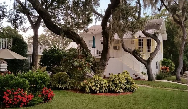 Cozy Carriage House on Spring Bayou