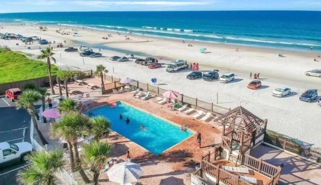 Cozy new Daytona Beach studio with pool access,sunset and ocean views.