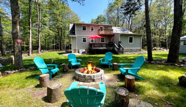 Cozy Pocono Retreat🔥Firepit Game Room Spacious for Families & Groups