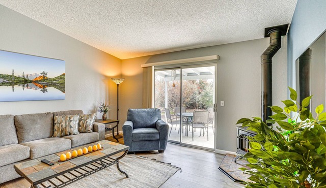 Cozy Redding Retreat ~ 3 Mi to Downtown