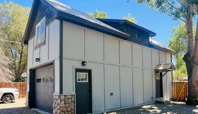 Cozy Remodeled Downtown 2 Story Carriage House!
