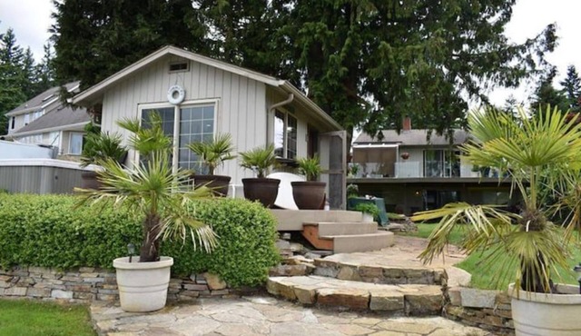 Cozy Tiny House Style Cabin with Hot Tub on Waterfront