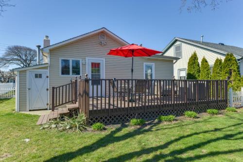 Cozy Villas Cottage w/Deck, 1/2 Block to Beach!