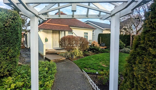 CUSTOM HOME, WALK TO RESTAURANTS, GROCERY, PARK, PETS&420 OK,COOL NEIGHBORHOOD