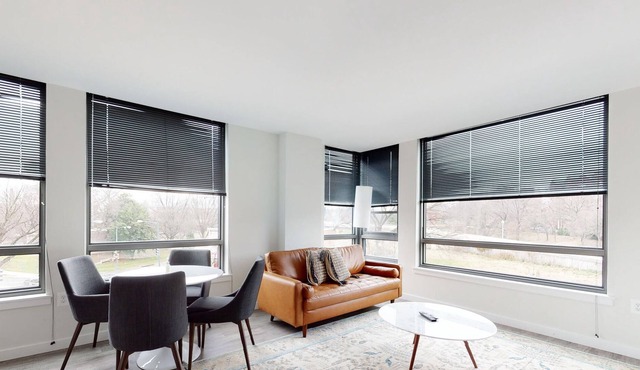 Desirable 2 BR Near Georgetown w/ Concierge + Gym
