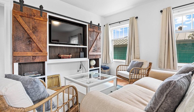 Downtown Bellingham Burrow by Gather: Bellingham Escape w/Bike Storage & Office
