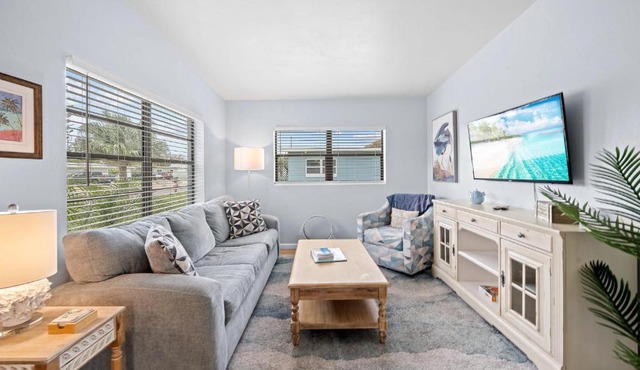 Downtown Cottage - Walk to the Beach & Restaurants