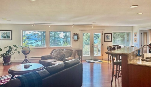 Eastsound Overlook - NEW LISTING/SALISH VIEWS/WALK TO TOWN!