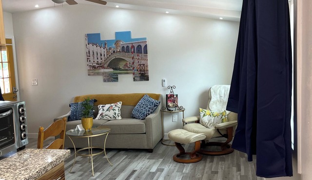Enchanted Venetian Loft/entire 2nd floor