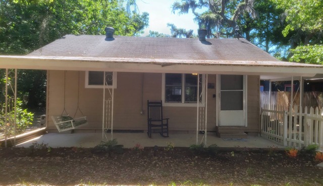 Enjoyable 1 bed cozy cottage with AC in charming New Port Richey on the river.