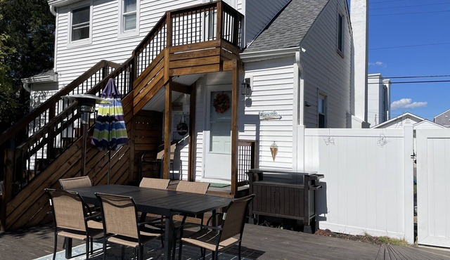 Entire 2 Family cottage, private garden, by sea, boardwalk & bay.No Proms