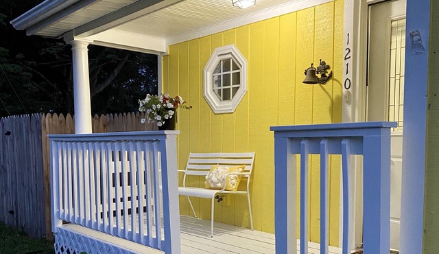 Escape with your pet to Sunny Place Cottage!