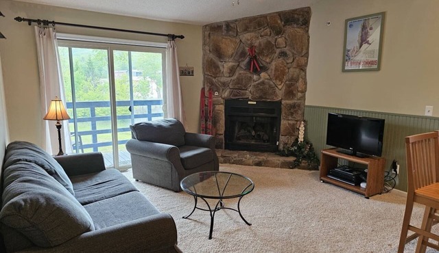 Experience ‘Mountain Charm’ | Vaulted Ceilings, Fireplace & Walk-to-Slopes Access in Canaan Valley