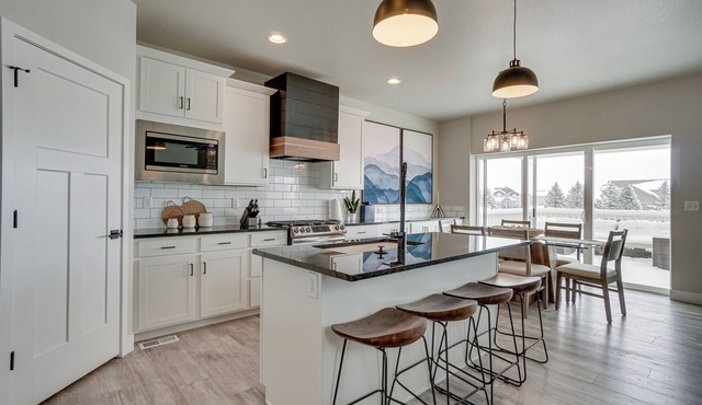 Family-friendly Townhome ~ 2 Mi to Windsor Lake!