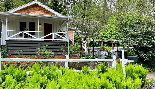FLY LAKE- A Modern Mirror Lake Cottage