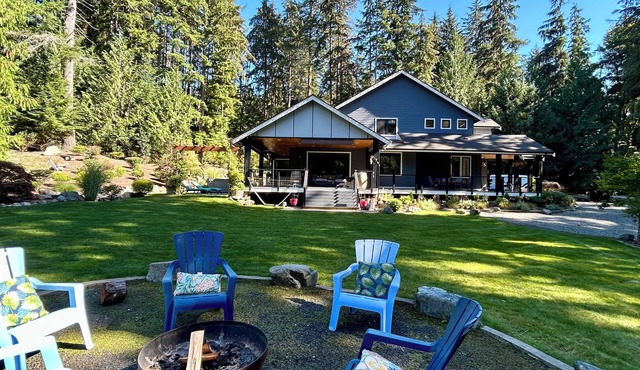 Forest house with hot tub, fire pit and heated deck. Sleeps 8