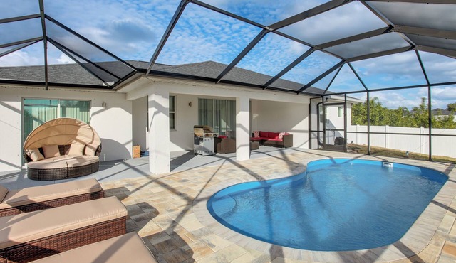 Furnished Lanai & Yard: Comfy Lehigh Acres Getaway