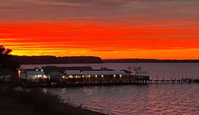 Gem on the Potomac River! Private beach, local restaurant, beautiful sunsets!