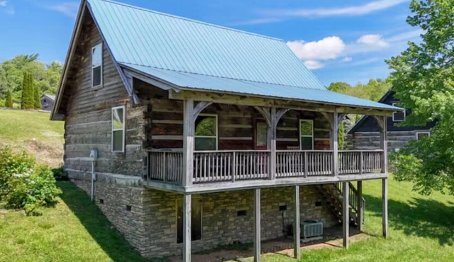 Gorgeous log cabin by wineries, hiking, Dan River, fast WiFi and pets stay free!