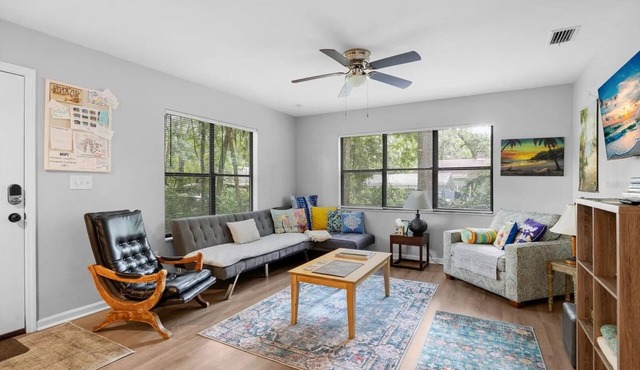 Guesthouse in High Springs with jacuzzi tub, Walk to downtown, Close to Springs!