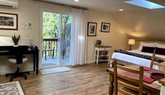 Happy Valley Studio - Peaceful rest in nature, just 5 minutes from downtown!