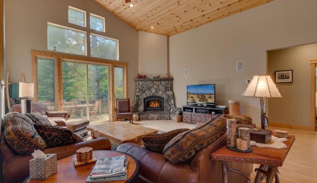 High Altitude at Tahoe Donner by Tahoe Getaways - Huge 4 BR with Private Hot Tub, Pool Table, Ping Pong, HOA Amenities