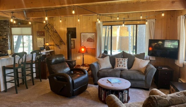 Hodge Podge Lodge · Quaint Cabin in Serene Lakes - Close to Skiing!