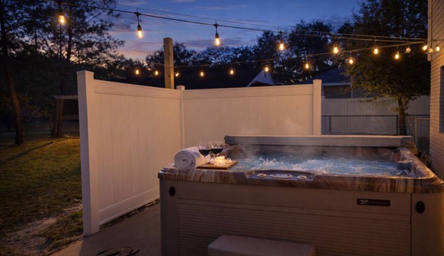 Hot Tub~5 BR Spacious Family Home~Beach Day Awaits!