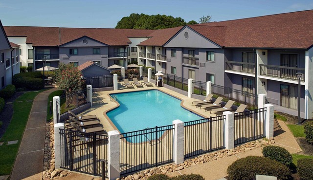 Ideal Mix of Value, Comfort and Convenience! 2 Family-friendly Units, Pool