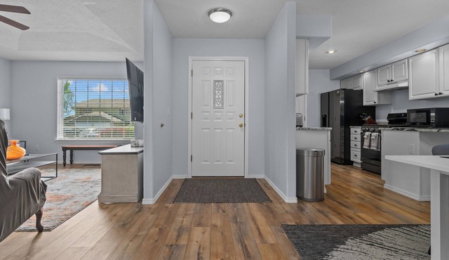 Inviting 2BR Half-Plex-Equipped Kitchen & Garage in Keizer