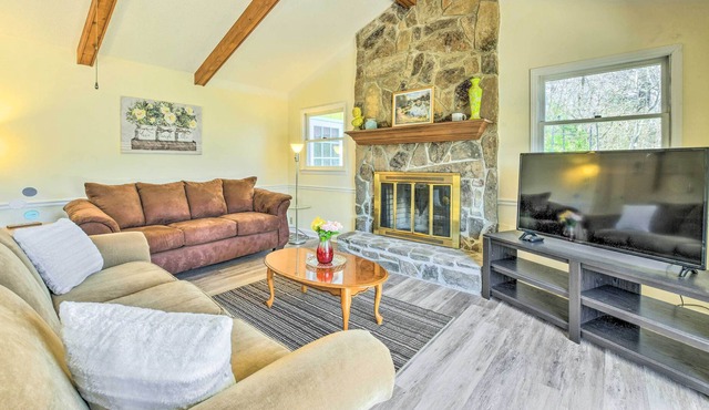 Inviting Franklin Cabin w/ Deck & Mtn Views!