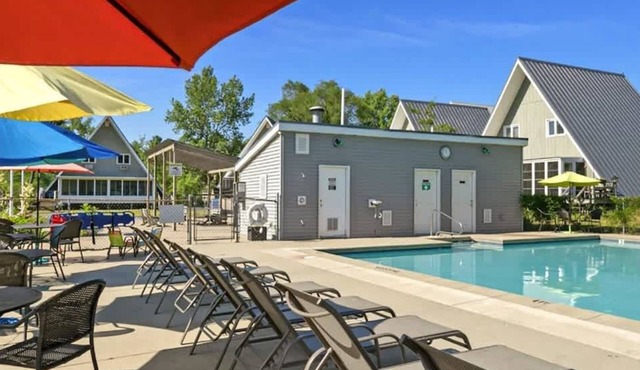 Juniper Presents: Chalet #76 3BR Chalet Nr Beach & Resort Amenities