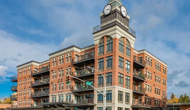 King bed, water and city view, gourmet kitchen, Jewel of Fairhaven FT505