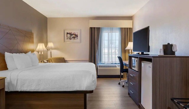 King Room Near South Hill Historical Sites (2 mi) | Daily Hot Breakfast Buffet