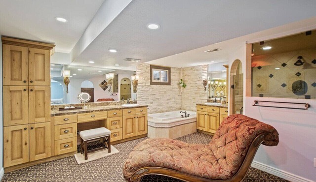 King suite w/hot tub, fire pit, & luxe bathroom