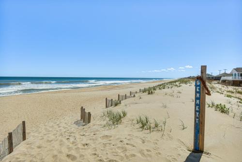 Kitty Hawk Apartment w/Hot Tub - 1 Mi to Beach!