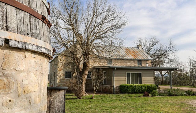 L&L River Haus | 2/2 Country Farmhouse | River Access | Hill Country Views