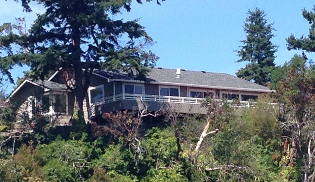 LA CONNER BENTON STREET RETREAT - IN-TOWN - 3 BLOCKS TO EVERYTHING AND VIEWS! !