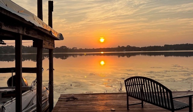 Lake Broward rustic cabin with pool!