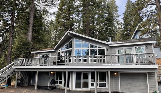 Lake retreat for multiple families w/game room!