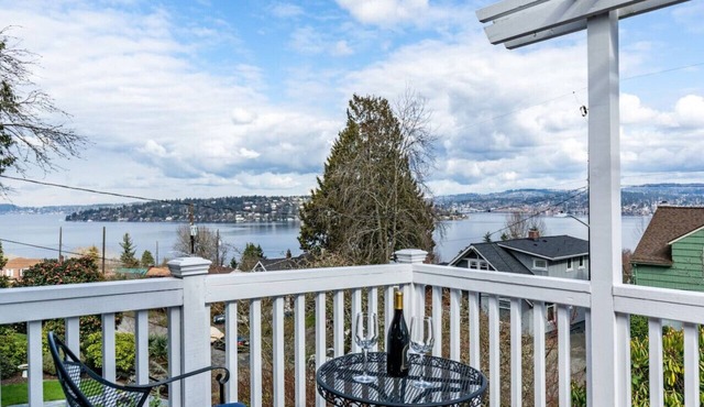 Lake Washington View Home with Hot Tub BBQ Garden