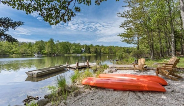 Lakefront - Private Dock, Pool, Boat, Kayaks, Fire Pit, Game Room